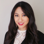 Daisy Jing aqui, uma vlogger do YouTube e futura empresária, que fundou e iniciou uma linha de produtos de beleza agora multimilionária chamada Banish. Tenho conhecimento e experiência em negócios e marketing. Minha empresa está classificada como a 152ª empresa que mais cresce no INC500. Também fui incluído na Forbes 30 abaixo dos 30 na fabricação.