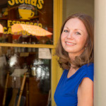 엘리자 크로스는 기업가이자 마케팅 담당자이며 베스트셀러 요리 책 * 101 Things To Do With Bacon * (Gibbs Smith, 출판사)을 포함한 15 권의 책을 집필했습니다. 그녀는 YOLO 블로그에서 잘 사는 것에 대해 글을 쓰고 있으며 매년 1 월 Money Diet의 창립자입니다.
