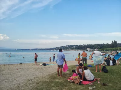 Limitele cartelei de credit internaționale de asigurare de călătorie : Ziua de plajă la Geneva, Elveția, pe malurile lacului Geneva