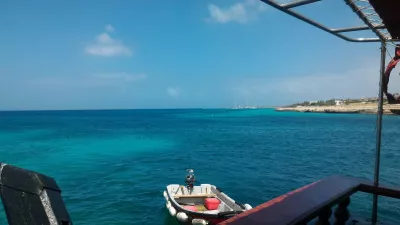 محدودیت های کارت های اعتباری بیمه مسافرت بین المللی : در یک قایق در دریای کارائیب در آروبا جزیره شاد