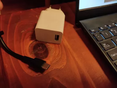 איך אני לגבות את המחשב הנייד שלי ללא מטען? : מחשב נייד עם טעינת USB-C, מטען קיר וכבל USB-C עבור טעינת USB מחשב נייד