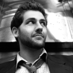 Alex Darke es un cineasta nominado al Emmy, creador de Filmmaking Central y coanfitrión del podcast No-Budget Filmmaking, un podcast sobre el arte de hacer películas sin importar cuán pequeño sea el presupuesto.