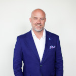Angus es el Director de Desarrollo de Espiral de oro Marketing, una agencia de marketing de tecnología B2B centrada en SaaS. Es coanfitrión del podcast Studio CMO y ha hablado en nombre de marcas como Walmart, Whole Foods, BMW, Coke y Adobe. Un ávido fanático de los Green Bay Packers y amante de los nachos.