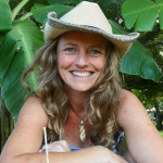 Elle je ustanovljena Zunaj se dogaja, spletna stran, namenjena pomoči domačim ljudem, ustvarjanju neverjetnih vrtov, gojenju lastne hrane in kuhanju na prostem. Elle je oblikovalka permakulture in mojstrska vrtnarica. Je članica združenja za organsko pridelavo in permakulturo v Avstraliji.
