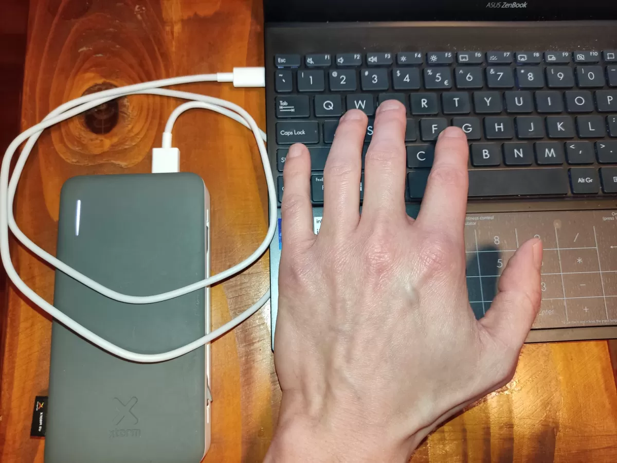 Можно заряжать ноутбук через usb. Как зарядить ноутбук без зарядного устройства. Лагает ноут без зарядки. Как можно зарядить ноутбук без зарядки через USB. Зарядка для ноута бу.