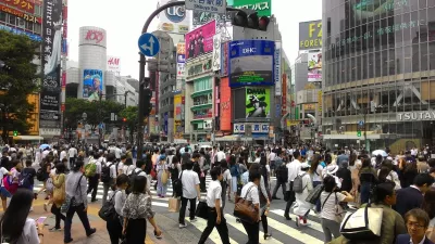 Limits of credit cards international travel insurance : Shibuya crossing in Tokyo, the most famous crossroad in Japan