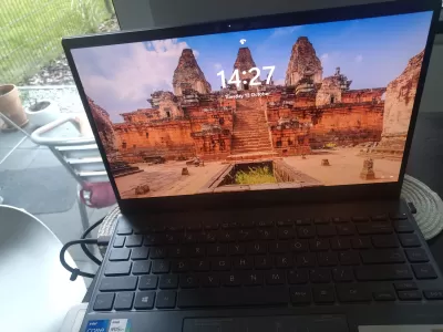 Review of the new 13-inch laptop ASUS ZenBook : Beautiful OLED screen on Asus Zenbook showing the Windows 11 unlock screen after the free upgrade from Windows 10