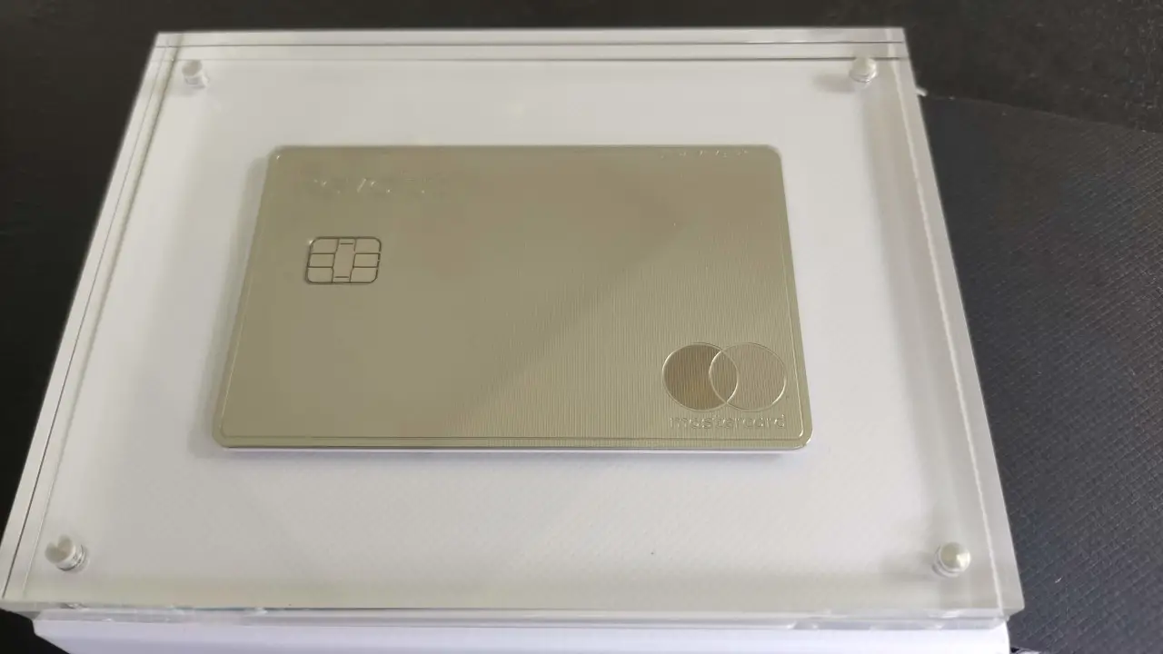 Benefits of Revolut Metal & Revolut Ultra for PLN & EUR Transactions : Closeup on Revolut Ultra delivered in a beautiful glass case